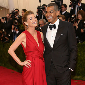 Ellen Pompeo and Chris Ivery at a Hollywood gala. Red carpet event with flashing cameras and paparazzi