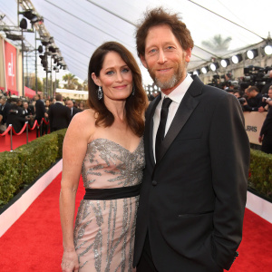 Robin Tunney and Tim Blake Nelson at the annual Screen Actors Guild Awards, posing in front of flashing cameras.