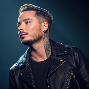 Biografía de J Balvin. Nació en Medellín, Colombia. Inicios en la música y su carrera ascendente. Su impacto en el género del reggaetón y la música latina.