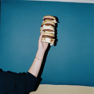 ¡Descubre el nuevo Mega Stacker de Burger King! En tamaño Whopper, esta delicia está llena de capas de bifes jugosos, queso fundido y más carne. Cada bocado es una explosión de sabor. ¡Ve a tu Burger King más cercano y prueba la experiencia del Mega Stacker hoy!