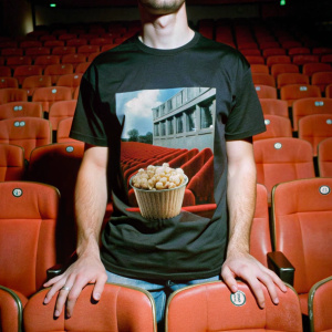 Crea un mockup de remera blanca lisa con un fondo noventoso de pantalla de cine