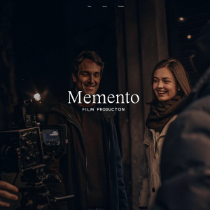 Homepage for 'Memento Film Production'. Clean design with a smiling couple in focus. Dark background with a subtle glow. Prominent German phrase. Camera operator in the backdrop. User-friendly navigation.