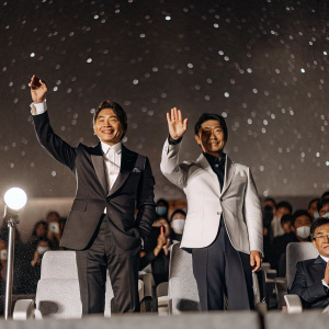 Andy Lau and Ahn Sung-Ki at a film festival premiere. Applause from the audience. Starry night sky backdrop