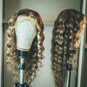 Photo showcasing the Rosaqueen brand wig with deep waves and curls, designed for a voluminous and pre-plucked look.