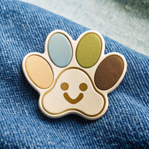 Crea un logo para mascotas que tengan una huella de perro, que transmita felicidad y familiaridad en color pastel verde, azul y café 