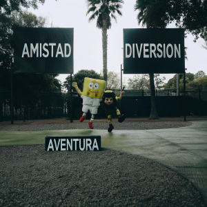 Infographic of SpongeBob SquarePants in an energetic pose. Bright and fun colors. Spanish text includes 'amistad', 'diversion', 'aventura'.