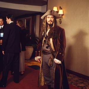 Johnny Depp, dressed as Jack Sparrow, at the Golden Globe Awards. Wears a velvet coat and tri-cornered hat.