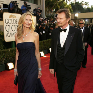 Joely Richardson and Lian Neeson attending the Golden Globe Awards. Glamorous evening gowns and tuxedos, flashing cameras, red carpet scene