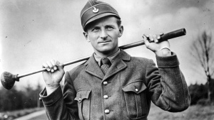 el militar aleman Heinrich Jöckel con un garrote en las manos en 1943