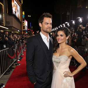Shane West and Jenna Dewan attending a glamorous Hollywood premiere. Lavish red carpet, paparazzi flashing cameras.