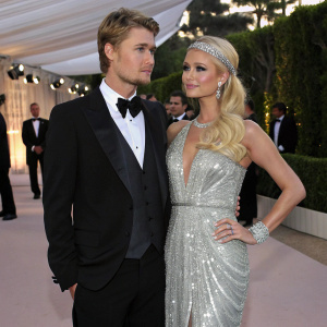 Chad Michael Murray, in a classic black tuxedo, and Paris Hilton, in a silver sequined gown,亮相于星光熠熠的慈善晚宴。