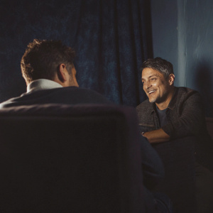 Behind-the-scenes moment at El Hormiguero. Pablo Motos chats with Alejandro Sanz, casual setting, no audience