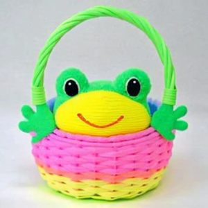 Green Frog Wicker Easter Basket [Cute simple product design] [HD photo] [plush toy Frog head and arms attached along the basket's top rim] [frog feet attached to bottom front rim of basket] [a gradient white background]