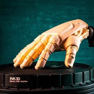 A high-tech, sleek white robotic hand, resembling Iron Man's gauntlet, is showcased in a 3D digital render. Detailed with numerous panels and protrusions, the hand is posed dynamically against a solid black backdrop. The intricate design and textures are clearly visible, highlighting the cutting-edge aesthetic. 'Ink3D Escultura digital' text accompanies the image.