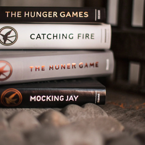 Book covers and summaries of 'The Hunger Games' series by Suzanne Collins.