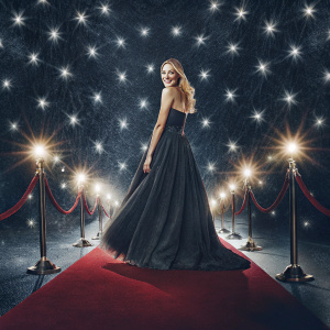 Yvonne Strahovski, with long blonde hair, in a black evening gown. Smiling confidently at the Golden Globe Awards.