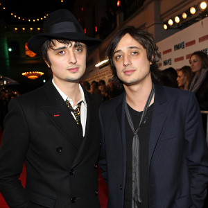 Peter Doherty and Carl Barat at NME Awards 2009, both dressed in dark suits. They are standing together, with Peter on the left and Carl on the right.