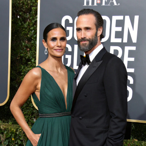 Joseph Fiennes and Maria Dolores Dieguez at the Golden Globe Awards. Fiennes in a black suit with a bow tie, Dieguez in a stunning green dress.
