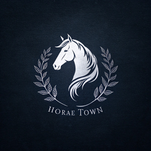 Logo blanco silueta caballo delicado, de perfil, fondo negro, rodeado por hojas, nombre "horse town" debajo