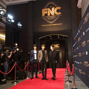 CNBLUE, FTisland, AOA, Juniel, Han Sung-Ho and FNC Entertainment members at a stylish award ceremony. Dark tones, logos and branding visible