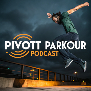 Dynamic promotional image for Pivott Parkour Podcast. Man performing acrobatic jump. Dark background with energetic logo and tagline in Spanish