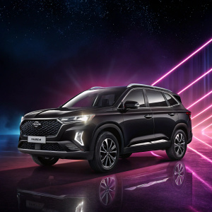 Luxurious Caoa Chery Tiggo B SUV highlighted in vibrant Black Friday advertisement. Sleek, modern design against dark, glossy background.