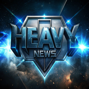 Надпись Heavy NEWS, объемные стальные буквы, сталь, метал, брутальный стиль, цвет фона бело-голубой металикк, качество 4К