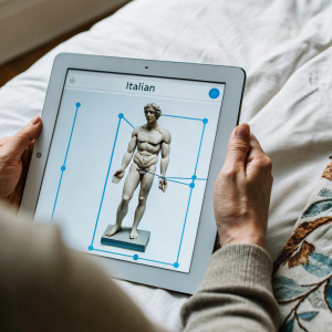 Interactive iPad screen displaying an educational app. Detailed analysis of classical sculpture in Italian. Highlighted areas and labels for anatomy and structure.
