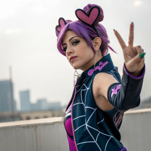 Jolyne Kujo from JoJo's Bizarre Adventure. Cool and confident pose with peace symbol and heart-shaped hairpin.