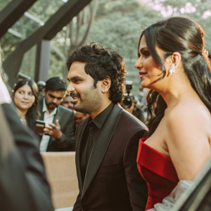 Kunal Nayyar and Neha Kapur, Indian celebrities, attending the IIFA awards. They are on the red carpet surrounded by fans and paparazzi.