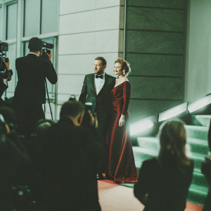 Patrick Winczewski and Kristin Meyer at a Berlinale gala. Dressed in black-tie attire. Red carpet, flashing cameras.