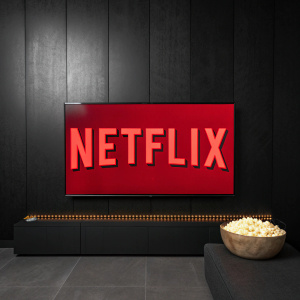 Netflix logo displayed prominently in vibrant red on sleek black background. Spanish text at top.