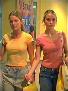lesbiennes 19 ans en t-shirt rose fluo et faire du shopping discuter une femme épouse portes les sac et sa femme lui laisser les sac sa femme besoin d'aide lui prendre le bras et tenir le bras avec la mains