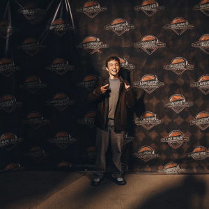 Frankie Muniz at Nickelodeon's Kids' Choice Awards 2004. He sports a casual outfit and stands in front of a colorful backdrop filled with Nickelodeon logos.
