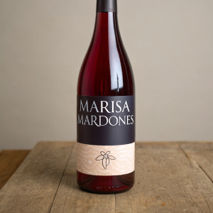 Botella vino text: Marisa Mardones