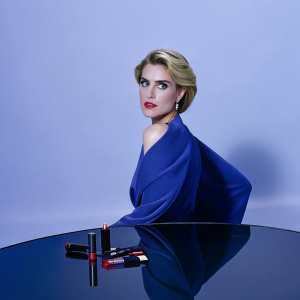 Allison Williams on the cover of Allure magazine. Stylish, blonde hairstyle, intense gaze, surrounded by makeup and beauty highlights