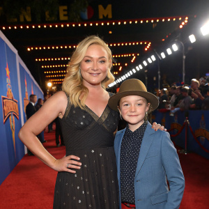 Elisabeth Röhm and her daughter Easton August Anthony Wooster at the premiere of Paddington 2. Bright lights and fans in the background