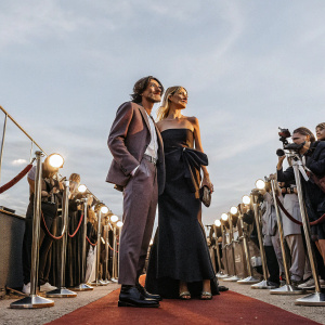 Brandon Boyd and Carolyn Murphy at the Estée Lauder launch event. They are both on a glamorous red carpet.