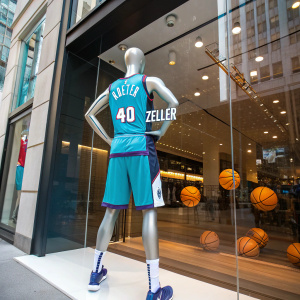 Mannequin in Charlotte Hornets jersey, number 40, name Zeller, displayed at NBA store window.