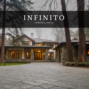 Homepage for Infinito Inmobiliaria. High-resolution property photo with Spanish text details. Footer includes social media links.
