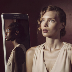 Samsung Galaxy Note 4 commercial, showcasing a sleek device with a large screen. Features highlighted in the ad include camera quality, battery life, and design.