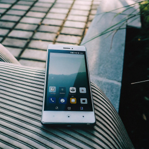 Advertisement for the Gionee Elife S5 5 smartphone. Features highlighted: Octa-core processor, 1700 MHz, 13 MP camera, non-removable battery.