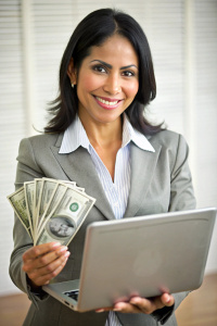 mujer latina emprendedora con su laptop recibiendo dinero por ventas
