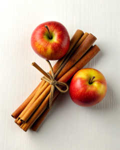 ramas de canela y manzana fondo blanco