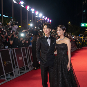 Kim Jun-Su and Park Eun-Suk attending the world premiere of DRACULA. Red carpet event, paparazzi flash photography.