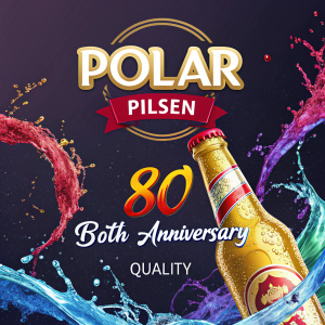 A festive digital ad for Polar Pilsen's 80th anniversary. Vibrant water splashes and a dark background highlight the golden bottle with the brand's logo. The text, in Spanish, emphasizes celebration and quality.