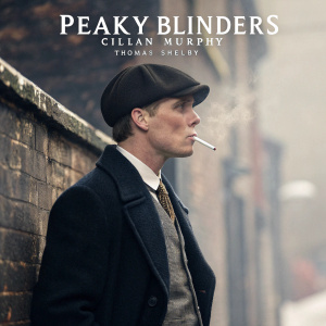 Promotional poster for Peaky Blinders featuring Cillian Murphy as Thomas Shelby. He is standing in front of a vintage brick wall, smoking a cigarette. The background is blurred. Portuguese text promoting the show.