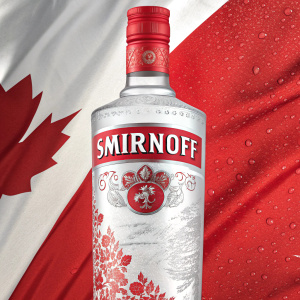 Anuncio de Smirnoff Vodka. Líquido transparente con etiqueta roja prominente que destaca el nombre de la marca Smirnoff. Diseño en rojo y blanco. Características del producto, países de origen y distribución global.