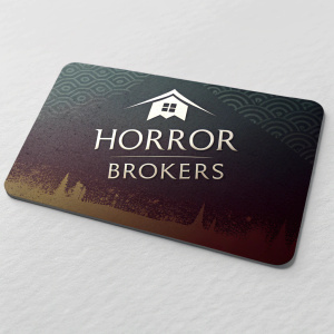 Business card for Horror Brokers. Dark background with light gradient. Spanish text, contemporary sans-serif font. Professional and elegant design with textured finish.
