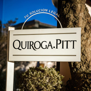 Quiroga·Pitt logo, bold black text with 'Tu Solución Legal' above and small teal footer text on pristine white backdrop.